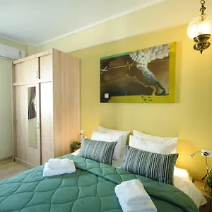 https://f-b-collection-seaview-mini-penthouse.hotels-of-thessaloniki.com
